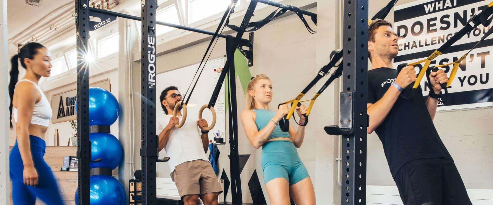 Personal trainer avec 3 personnes qui font du sport