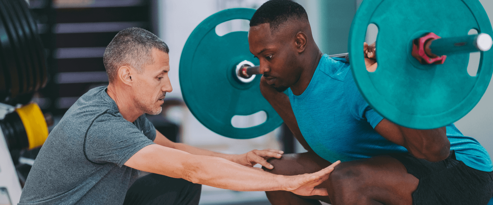 un personal trainer corrige son client